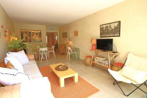 air-conditionned apartment 2 bedrooms & bathrooms with refined decoration