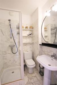air-conditionned apartment 2 bedrooms & bathrooms with refined decoration
