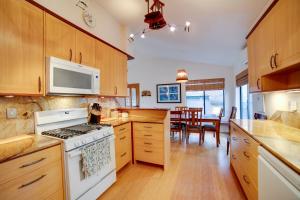 On 10 Acres! Serene Nevada City Retreat w Hot Tub