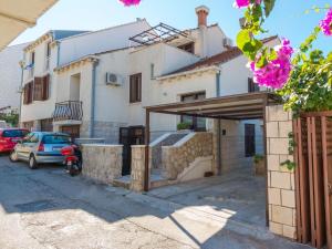 Apartment Geräumige Ferienwohnung mit eigener Terrasse by Interhome