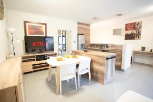 Air-conditioned 2 bedroom apartment with Terrace Parking Carcassonne