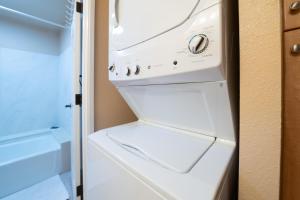 Spacious 3BR townhouse with partial ocean views in Waikoloa WVA203