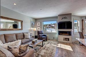 Creekside Escape spacious townhome in Breckenridge with stunning views and a private hot tub