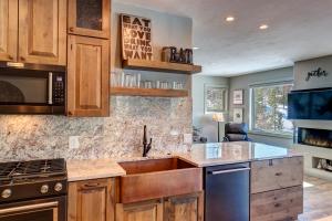 Creekside Escape spacious townhome in Breckenridge with stunning views and a private hot tub