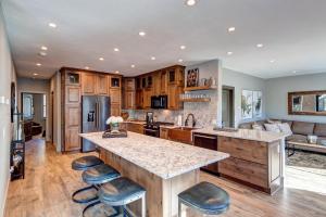 Creekside Escape spacious townhome in Breckenridge with stunning views and a private hot tub