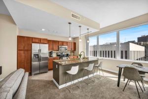 21st Floor Penthouse | Amazing Views of Downtown!