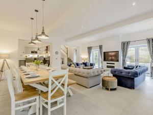 5 Bed in Rhosbodrual 80729