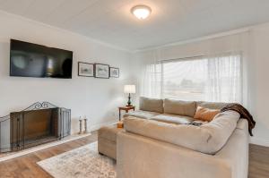 Cozy Mtn-View Retreat w Yard: Near Hiking & Golf!