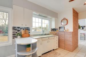 Cozy Mtn-View Retreat w Yard: Near Hiking & Golf!