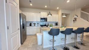 5BR Home with Pool Resort Amenities Near Disney