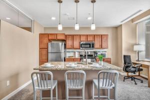 Luxury High-Rise Condo in Amazing Location | Gym