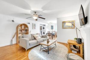 Peaceful home with deck and yard - 7 min to downtown