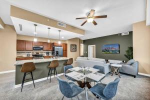 Luxury 13th Floor Condo: Downtown Parking $ Gym