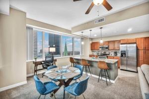Luxury 13th Floor Condo: Downtown Parking $ Gym