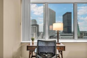 Luxury 13th Floor Condo: Downtown Parking $ Gym