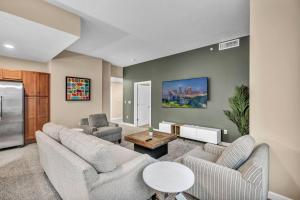 Luxury 13th Floor Condo: Downtown Parking $ Gym