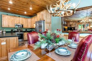 KBM Resorts Timber Wolf Lodge Mountain Elegance with Gas Fireplace Common Hot Tubs Near Canyons Village TWL-5b