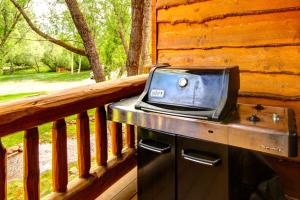 KBM Resorts Timber Wolf Lodge Mountain Elegance with Gas Fireplace Common Hot Tubs Near Canyons Village TWL-5b