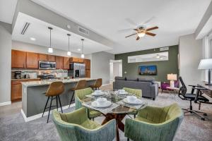 HUGE Panoramic SkySuite w Downtown VIEWS: Gym