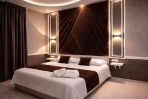 Sunny Suite Napoli Luxury Romantic Rooms - near Central Station & Historic Center