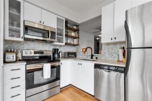 Sub-Penthouse view condo in Downtown