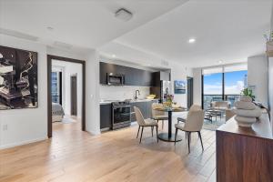 Top-floor 3BR Stay with skyline views