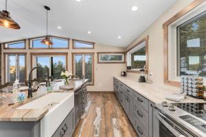 The Pine Getaway on 60 Acres with Hot Tub