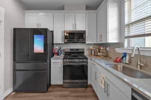 3BR Townhome | 5 Min to Uptown, BOA, & Atrium