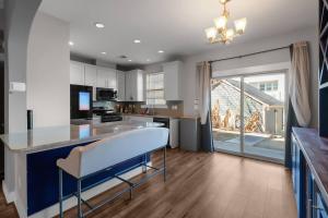 3BR Townhome | 5 Min to Uptown, BOA, & Atrium