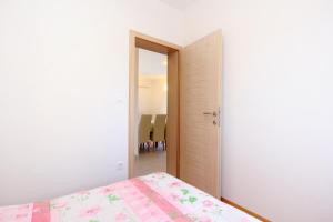 Apartment Novalja 9403a