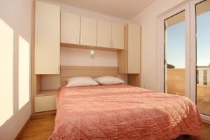 Apartment Novalja 9403d