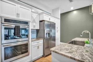 Ultra Chic Condo in The Heart of Downtown!