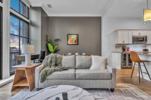 Ultra Chic Condo in The Heart of Downtown!