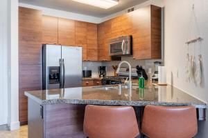 Sleek Marina Den, Central, Gym, Pool, King Bed