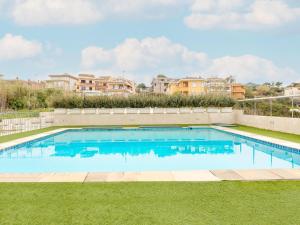 Patio, air conditioning and communal pool