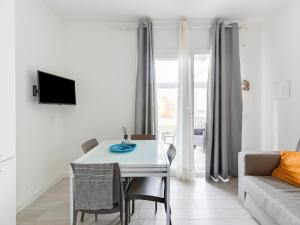 Patio, air conditioning and communal pool