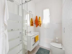 Patio, air conditioning and communal pool img17