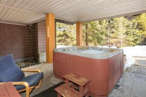 1 Bed, Hot Tub, FREE parking & in-suite laundry