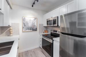 1 Bed, Hot Tub, FREE parking & in-suite laundry