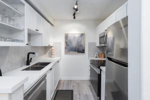 1 Bed, Hot Tub, FREE parking & in-suite laundry