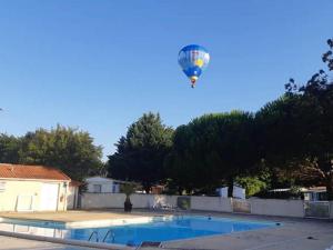 Mobil-home confortable avec terrasse, 3 chambres pour 6 personnes - API-1-52-752