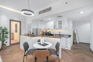 Free housekeeping visits during your stay - StayShort - Relaxing JBR Apartment with Pool & Balcony for 4