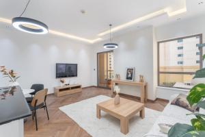 Free housekeeping visits during your stay - StayShort - Relaxing JBR Apartment with Pool & Balcony for 4