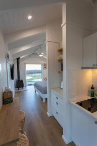 Banjos Cabin Gippsland - Luxury Eco Stay w King Bed & Pond Valley Views