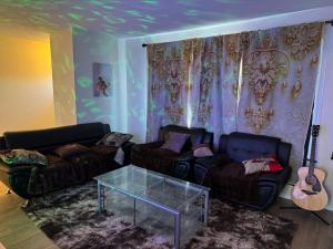 Spacious 3BR Main Floor Home Perfect for Families & Groups