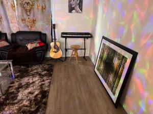 Spacious 3BR Main Floor Home Perfect for Families & Groups
