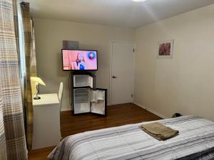 Spacious 3BR Main Floor Home Perfect for Families & Groups