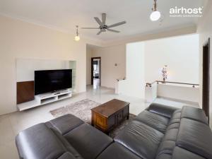 Family House at Kemensah Heights Ampang 3BR for 11pax