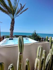 Beachfront apartment with private Jacuzzi