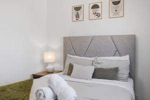 Cozy 2BR Retreat with Backyard Lounge